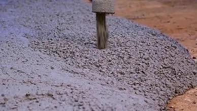 水泥搅拌车上料铺石子路视频的预览图